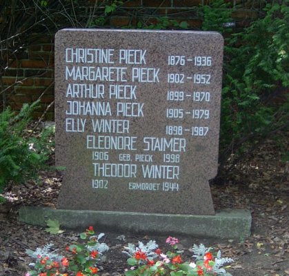 Tombstone_Arthur_Pieck.jpg