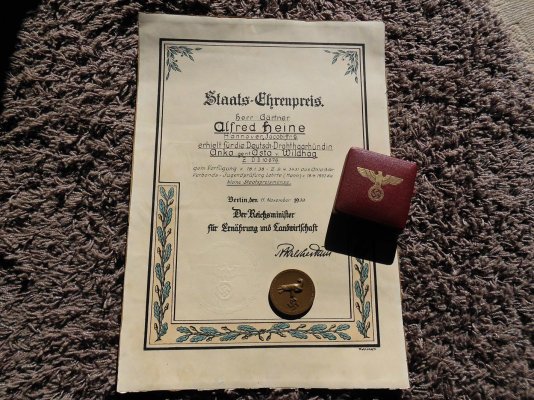 Kleine Staatspreismedaille im Etui + Urkunde 1.jpg