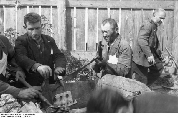 Bundesarchiv_Bild_101I-138-1084-14%2C_Russland%2C_Mogilew%2C_Zwangsarbeit_von_Juden.jpg