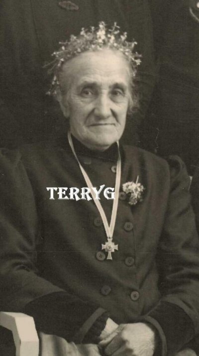 Woman wearing Mutterkreuz with her family1.jpg