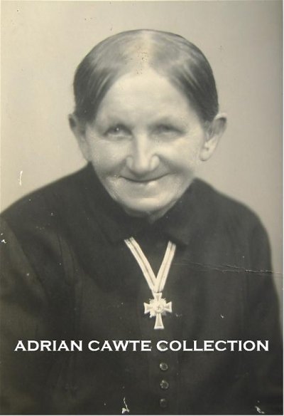 Woman wearing Mutterkreuz02.jpg