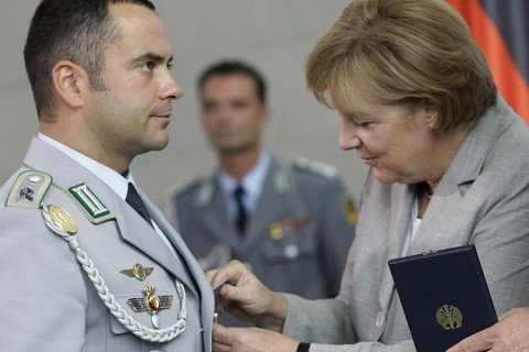 merkel_kreuz_DW_Pol_847692g.jpg