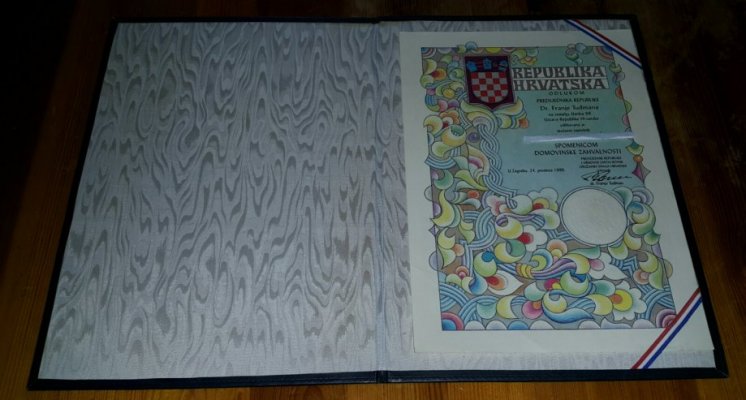 spomenica-domovinske-zahvalnosti-ukazom-folderu-komplet-slika-53931372.jpg