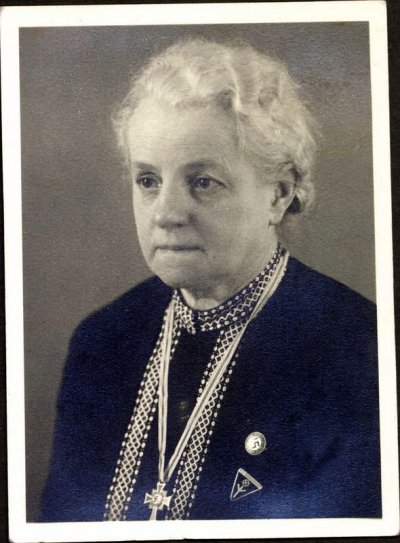 Woman wearing Mutterkreuz01.jpg