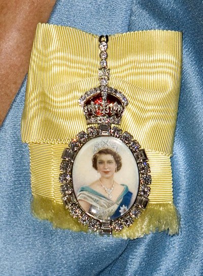 brooch--a.jpg