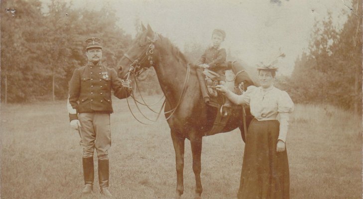 Art041 Унтер-офицер с емьей 1906 год.jpg