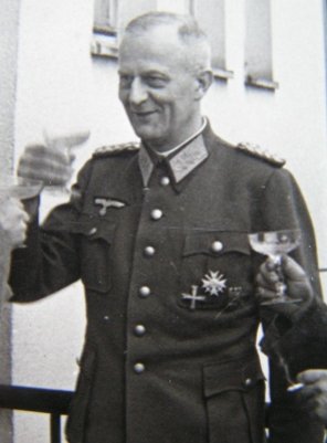 nositel_vyznamenani_treti_rise_Egon_Bonner_0.JPG