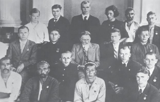 А.Т. Павловский (верхний ряд, третий слева), З.А. Элимелах (второй нижний ряд, первый справа).jpg