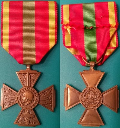 Крест бойца-добровольца 1939-1945 гг..jpg
