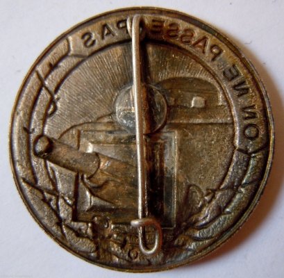 Insigne-1939-LIGNE-MAGINOT-On-ne-passe-pas_01.jpg