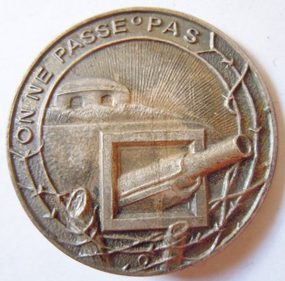 Insigne-1939-LIGNE-MAGINOT-On-ne-passe-pas_02.jpg