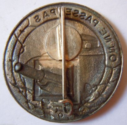 Insigne-1939-LIGNE-MAGINOT-On-ne-passe-pas_03.jpg