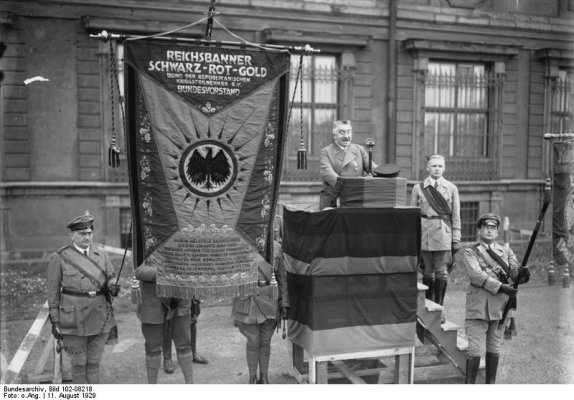 Bundesarchiv_Bild_102-08218,_Verfassungsfeier,_Hörsing_vor_dem_Berliner_Schloss.jpg