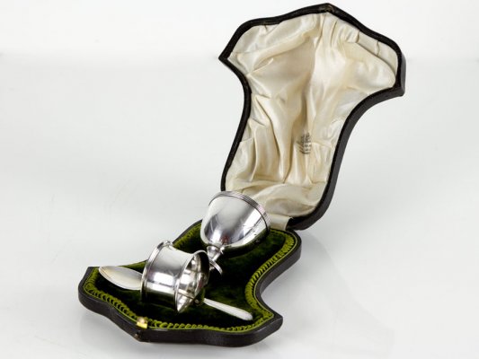 edwardian-boxed-sterling-silver-christening-egg-cup-set-01.jpg