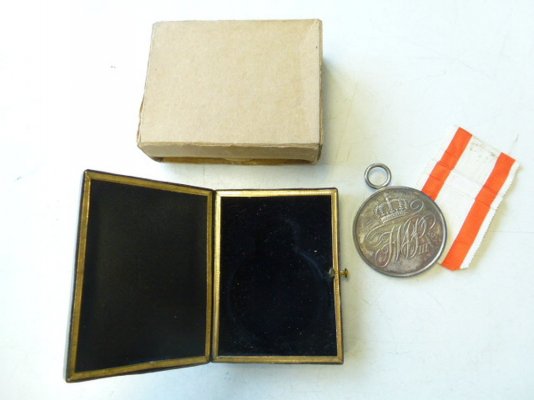preussen-allgemeines-ehrenzeichen-2-klasse-1847-1918-am-band-im-etui-und-umkarton~5.jpg
