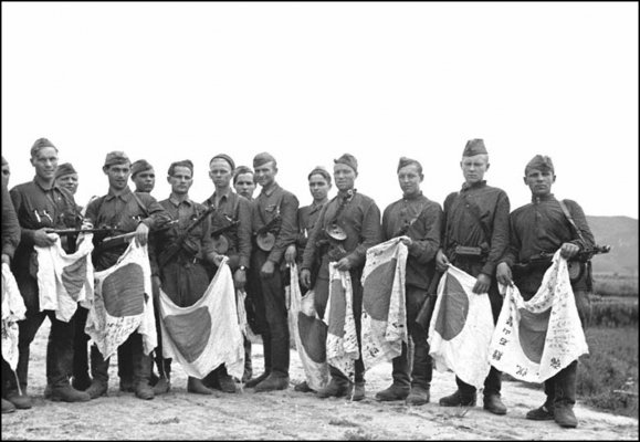 флаги в руках советских бойцов. р.Сунгари. Август 1945 г..jpg