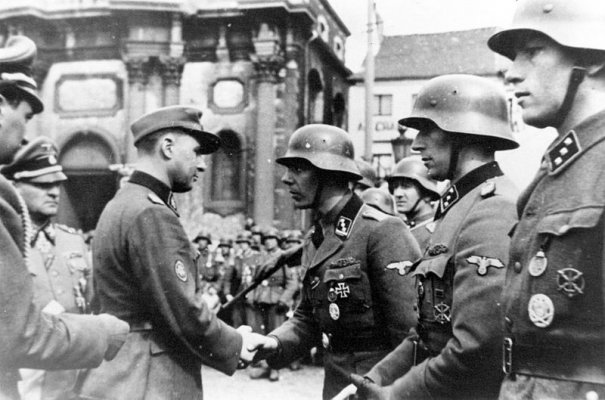 L?on_Degrelle_?_Charleroi_-_02.jpg