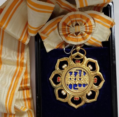 Suberb-NECK-BADGE-MEDAL-GILT-TREES-WHITE.jpg