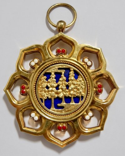 Suberb-NECK-BADGE-MEDAL-GILT-TREES-WHITE-_57.jpg