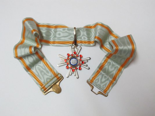 WWII-Japanese-Order-of-Sacred-Treasure-Silver-_57 (4).jpg