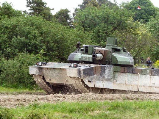 leclerc_xxi_on_training_field_055_of_108.jpg