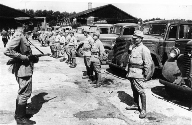 Принятие капитуляции на японских складах.  г. Фусинь, Китай, сентябрь, 1945 г..jpg