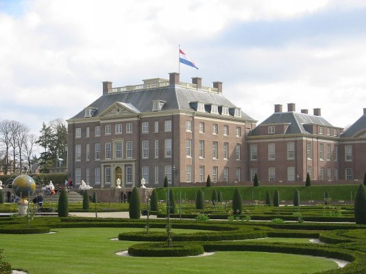 1200px-HetLoo3.jpg
