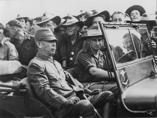 Australian-soldati-i-Japan-ofitser-v-Jeepe-Novaya-Gvineya-1945.jpg
