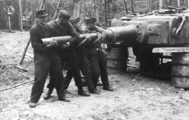 Bundesarchiv_Bild_101I-695-0406-06A,_Polen,_Reparatur_eines_Panzer_VI_(Tiger).jpg
