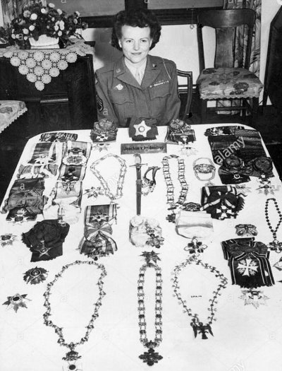 Uniformen und Orden von Ribbentrop.jpg