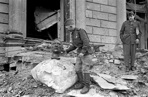 Scenes at the Reichstag in Berlin showing a Russian soldier of the Red Army and an American sold.JPG