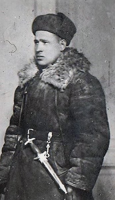 Russian soldier with  captured SS dagger-2.JPG