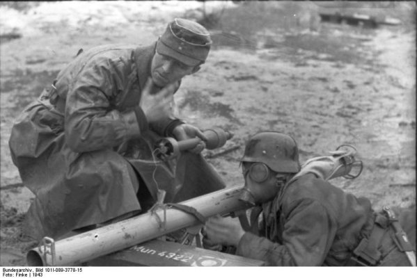Bundesarchiv_Bild_101I-089-3778-15%2C_Russland%2C_Soldat_mit_Panzerabwehrwaffe.jpg