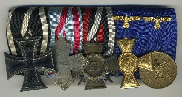 Oberfeldarzt Dr. Med. Heinrick Bauer.jpg