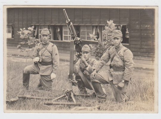 p6-WWⅡ-Japanese-army-Photo-soldiers-by-machine.jpg