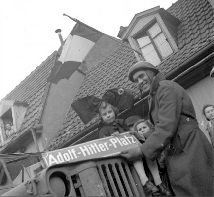 Französische Soldaten in einer elsässischen Stadt.jpg
