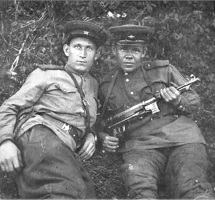 Russische Soldaten nach Kriegsende 1945-3.JPG