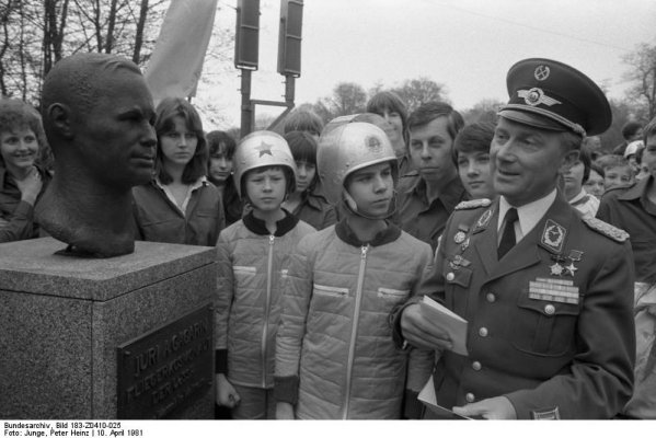 Bundesarchiv_Bild_183-Z0410-025,_Berlin,_Sigmund_JГ¤hn_vor_BГјste_Juri_Gagarins.jpg
