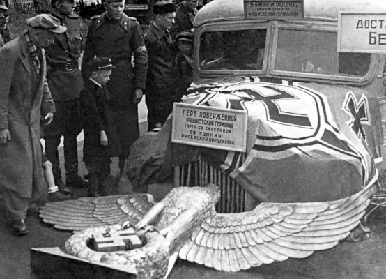 Beuteausstellung im Moskau ab Mai 1945.jpg