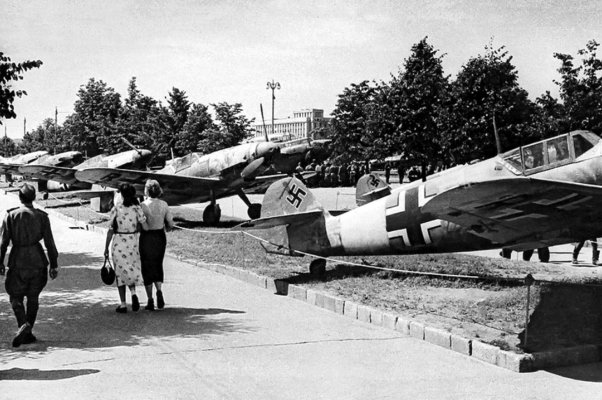 Sommer 1945 in Moskau am Newaufer.jpg