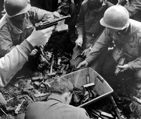 SS Barack´s at Hitler´s home-Captured German pistols in a big box-2a.JPG