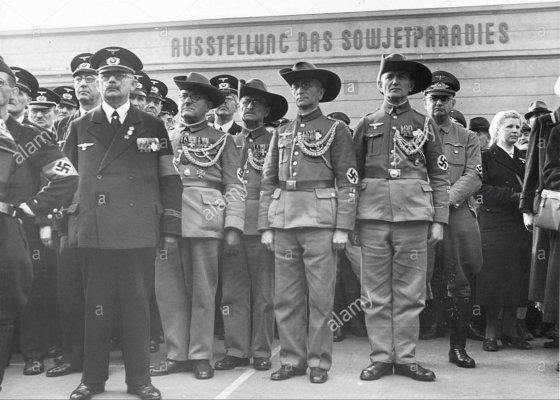 eroffnung-der-ausstellung-der-sowjetischen-paradies-1942-cpj1p7.jpg