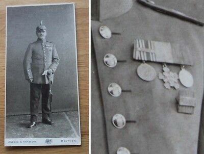 Portrait-Foto-Offizier-mit-Pickelhaube-und-3er-Ordensspange.jpg