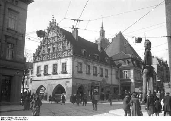 Bundesarchiv_Bild_102-10765,_Brandenburg,_Rathaus_mit_Roland (1).jpg