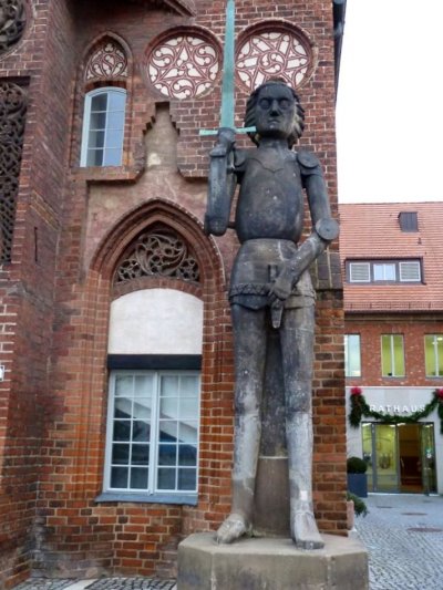 Roland am Rathaus Brandenburg an der Havel.jpg