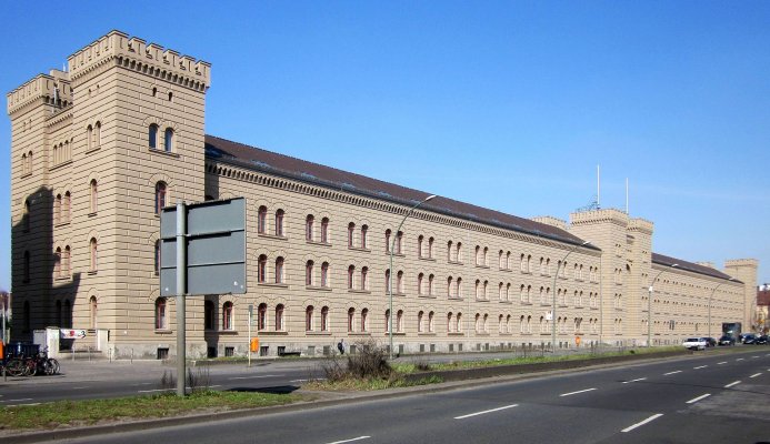 Berlin,_Kreuzberg,_Mehringdamm_20-30,_Finanzamt.jpg