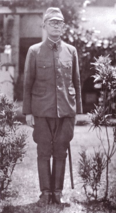 Lieutenant_General_Harukichi_Hyakutake_in_front_of_HQ_Rabaul.jpg