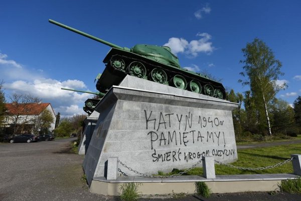z19976987V,Napisy-na-Cmentarzu-Oficerow-Radzieckich-we-Wrocla.jpg