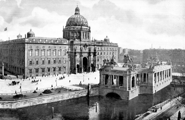 Berlin_Nationaldenkmal_Kaiser_Wilhelm_mit_Schloss_1900.jpg