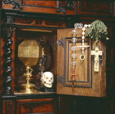 Cabinet-of-curiosities-_1_.jpg